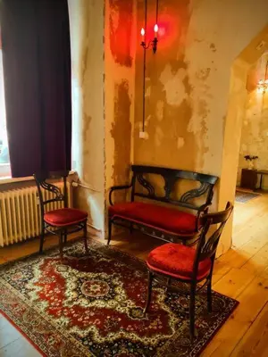 Ein Sitzbereich in der Unterkunft Schöneberg Holiday Flat & Art Gallery