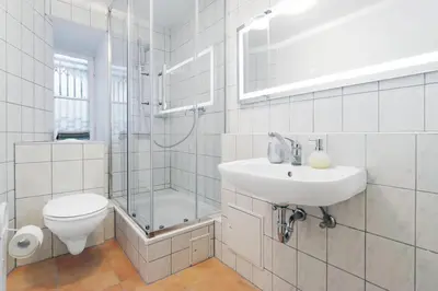 Ein Badezimmer in der Unterkunft BIG 4ROOMS CENTRAL CITY APARTMENT KURFÜRSTENDAMM