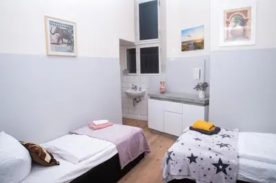 Ein Bett oder Betten in einem Zimmer der Unterkunft BIG 4ROOMS CENTRAL CITY APARTMENT KURFÜRSTENDAMM