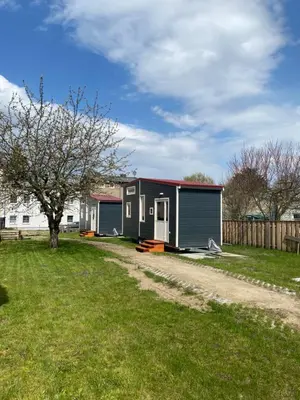 Das Gebäude in dem sich das Ferienhaus befindet