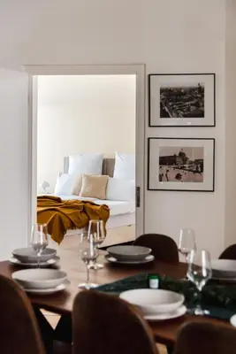 Ein Sitzbereich in der Unterkunft 165m2 Downtown Family Suite 5BR, 3Bath, kids room, 11min Alexanderplatz