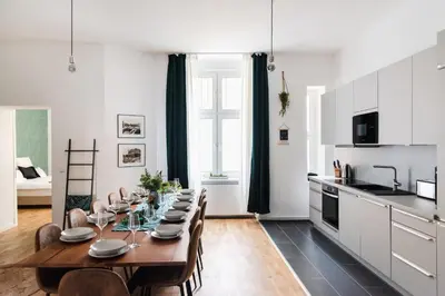 Küche/Küchenzeile in der Unterkunft 165m2 Downtown Family Suite 5BR, 3Bath, kids room, 11min Alexanderplatz